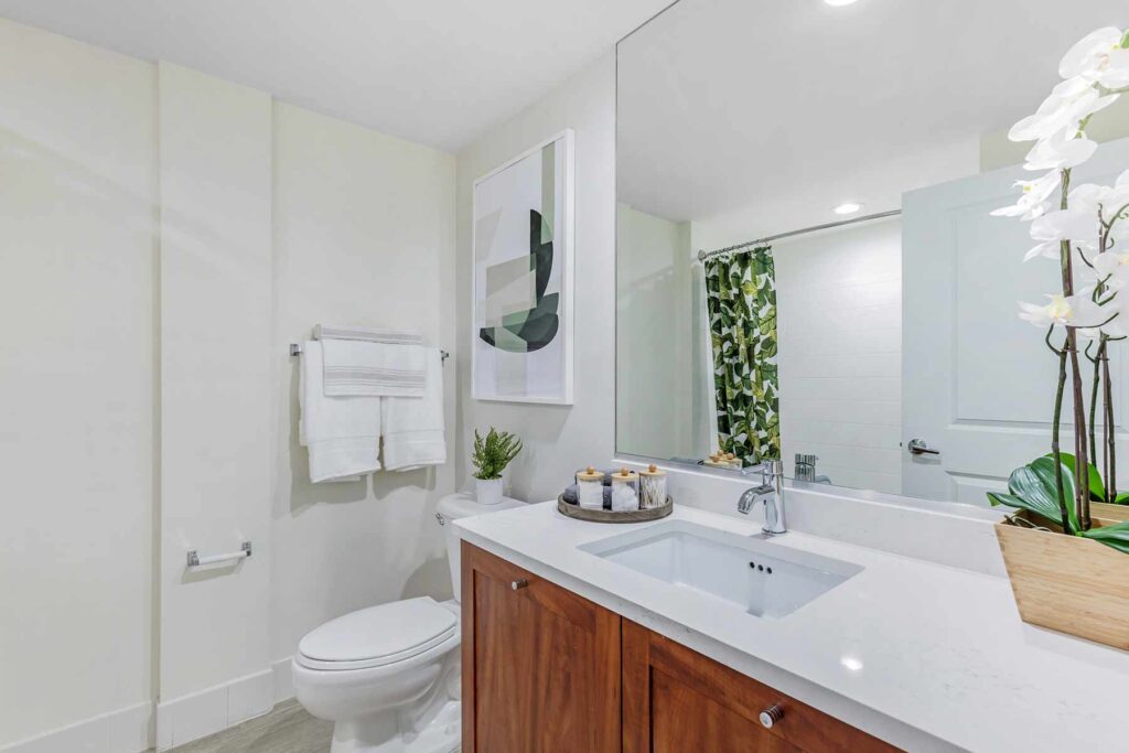 Bathroom with tub/shower and toilet